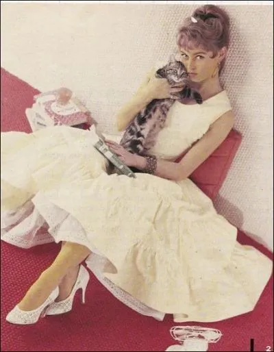 Une trs jolie pose pour une jolie photo avec chat pour cette artiste bien connue qu'est ?