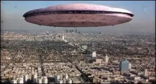 Dans quelle srie tlvise cre en 1983 les vaisseaux  mres  envahissent-ils la plante ?