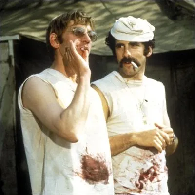 Qui est le Docteur Oeil-de-lynx ( gauche sur la photo,  ct du Docteur Trapper John) ?