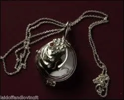 A qui appartient vraiment le collier que Stefan offre � Elena ?