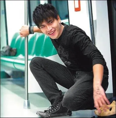 Comment s'appelle le dealer poursuivi pendant plusieurs pisodes et qui a diffus du Dreamer dans un train en pleine vitesse pour emmener tous les passagers au  Paradis  ?