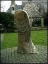 Quel artiste a cr ce doigt ?