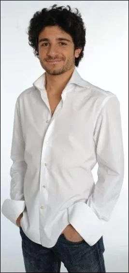 Avec qui Vrino co-crit-il ses sketchs ?