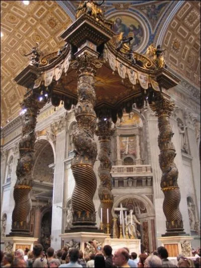 Le baldaquin situ au centre de la basilique Saint-Pierre est une oeuvre de ...