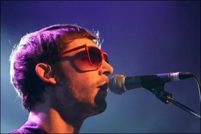 Comment se nomme le chanteur principal de ce groupe ?