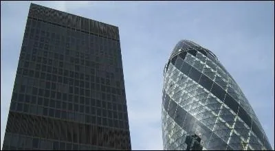 Il abrite la   Swiss Re , une ... .