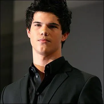 Taylor Lautner a-t-il une soeur ?