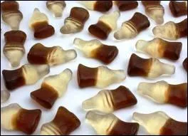 Je suis un bonbon qui a une forme de bouteille mais sucre !