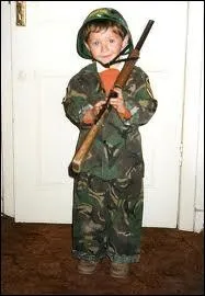 Qui est ce petit garon qui est dguis en soldat ?