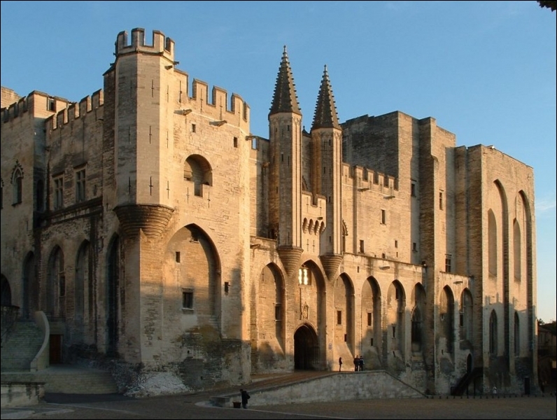 Patrimoine mondial : Plus grande construction gothique du Moyen Âge, à la fois forteresse et palais, cette résidence pontificale fut au cours du XIVe siècle le siège de la chrétienté d'Occident.