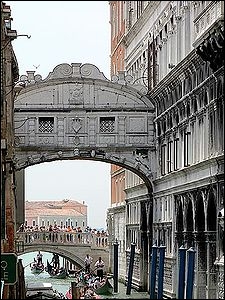 Venise : Quel pont vénitien construit en 1602 passe au-dessus du Rio de Palazzo o de Canonica et relie les anciennes prisons aux cellules d'interrogatoires du Palais des Doges ?