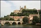 A Bziers quel cours d'eau passe au pied de la cathdrale Saint-Nazaire ?