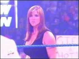 Qui a sauv Stephanie McMahon de A-Train ?