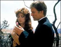 Quel est l'auteur du roman  Les oiseaux se cachent pour mourir , adapt dans une srie amricaine, avec Richard Chamberlain et Rachel Ward ?