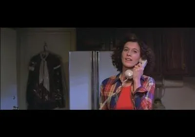 Complte la chanson que chante une des filles : Oh Paulo, tellement costaud, Mais je t'en prie. .