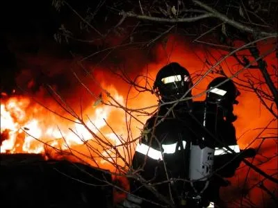 En Belgique, on compte 5000 pompiers professionnels, combien sont-ils en France ?