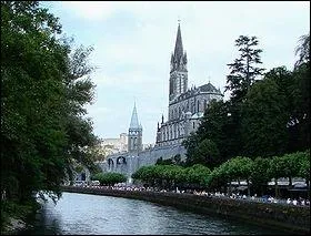 Dans quel dpartement est situe la ville de Lourdes ?