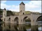 Sur le pont Valentr  Cahors, se trouve dans la pierre une sculpture insolite. Qui reprsente-t-elle ?