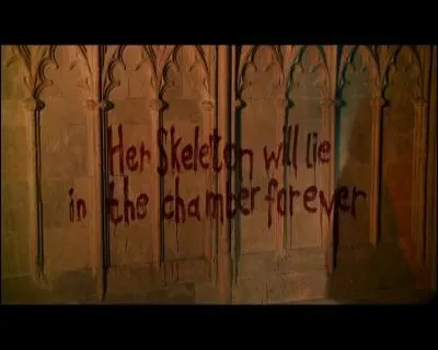 Quelle est la deuxime phrase crite sur le mur avec du sang  Poudlard ?