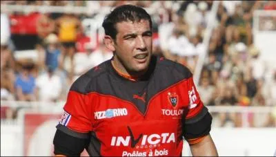 Laurent Emmanuelli a longtemps volu au sein du RC Toulon o il occupait la position de pilier. Ses 1, 90 m et ses 115 kg lui ont valu le surnom de :