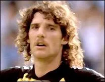 Jean-Luc Ettori est un footballeur, trois fois champion de France et trois fois vainqueur de la Coupe de France, au sein de l'quipe de Monaco o il fit toute sa carrire . Quel poste occupait-il ?