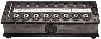 Quel philosophe et mathématicien a inventé la première machine à calculer en 1642 ?