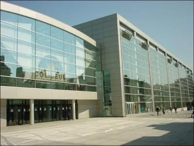 Comment se nomme l'endroit o se trouvent la piscine et la patinoire ?