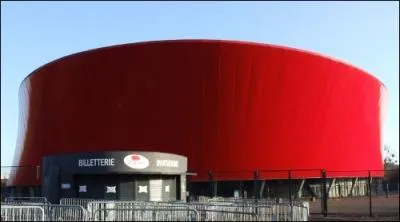 Comment se nomme cette salle de concert d'ailleurs situe non loin du stade de football ?