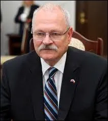 Comment se nomme cet homme et quelle est sa profession ?