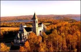 Les moines de l'abbaye de Saint-Benot-du-Lac fondrent leur fromagerie en quelle anne ?