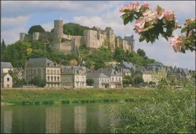 Sa forteresse royale fut construite sur un peron rocheux dominant la Vienne :