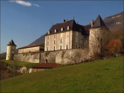 Class Monument historique, ce chteau mdival transform en chteau de plaisance au XVIIIe sicle, offre aux visiteurs son mobilier et ses remarquabkles dcors. Il est domin par la Chartreuse