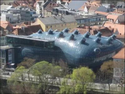 Batiment d'une forme trs bizarre ! de quel courant en architecture s'agit- il ?