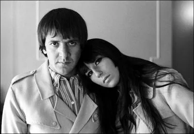 Duo amricain form en 1963. 'I Got You Babe', sorti en 1965 devient n1 aux Etats-Unis. Ils connurent d'autres succs, dont 'Baby Don't Go', 'Little Man', 'The Beat Goes On'.