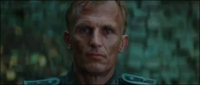 Lors de la scne de l'embuscade, qu'arrive-t-il au sergent allemand qui refuse de transmettre la position de ses hommes sur la carte ?