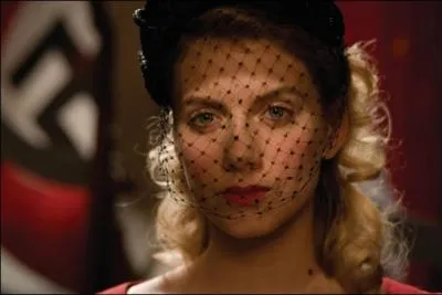 Afin d'viter les rafles de Juifs, quelle autre identit Shoshanna Dreyfus dcide-t-elle d'adopter ?