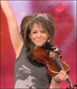 En quelle anne participe-t-elle comme finaliste  America's Got Talent ?