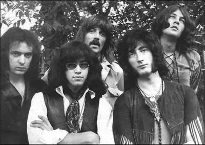Groupe de rock britannique fond en 1968, considr comme l'un des fondateurs du genre hard-rock. La chanson 'Smoke on the Water' est la plus connue du groupe.