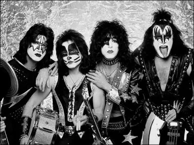 Groupe de rock amricain fond  New York en 1973. Trs populaire  travers le monde, notamment grce  leurs maquillages. Est considr comme l'un des plus grands groupes de hard rock.