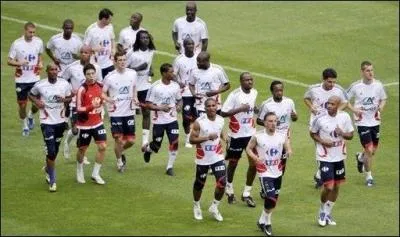 Qui est avec un maillot rouge ?