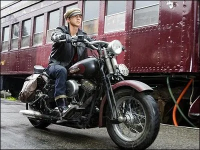 Indice n4 : Elle disait que son hros,  moto, avait un blouson noir. Quel animal portait-il sur son dos ?