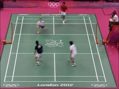 Quel sport de raquette, reconnu comme sport olympique en 1992, se joue en simple ou en double ?