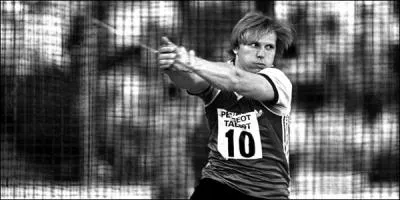 Quelle est cette discipline de lancer dont le record olympique masculin est dtenu par Sergey Litvinov (84, 80 m) ?