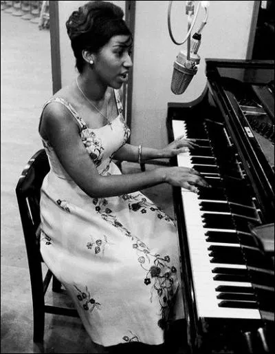 Née en 1942, cette chanteuse américaine est surnommée « The queen of soul ». Un de ses titres : « Respect ».