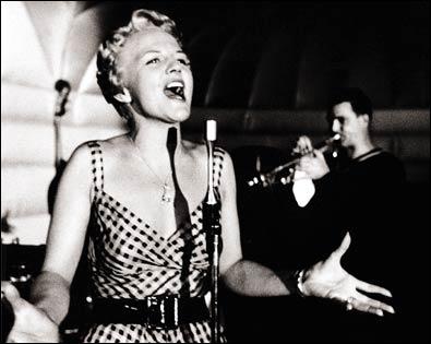 Chanteuse américaine, de son vrai nom Norma Deloris Egstrom, née en 1920, décédée en 2002. Un de ses succès : « Fever ».