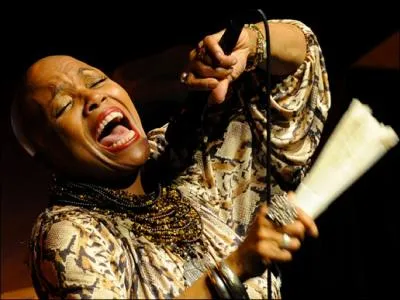 De son vrai nom Denise Eileen Garret, cette chanteuse, née en 1950, est la première américaine à être membre du Haut Conseil de la Francophonie.