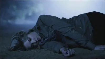 Lorsque Hanna se fait frapper par un SUV dans l'pisode  Keep your friends closer , quel message  A  envoie-t-il aux 3 autres filles ?