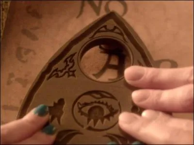 Dans la srie tl, quel est le mot que la Ouja board crit dans l'pisode 7 de la saison 3  Crazy  ?