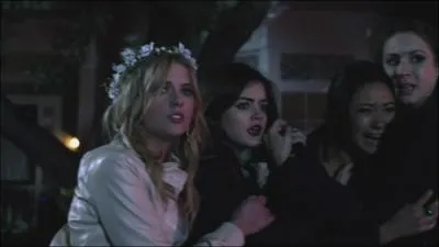 Dans la srie tl, mily a vu Alison disparatre, et c'est maintenant temps pour Rosewood de dire au revoir  ... qui meurt  la fin de la saison 2.