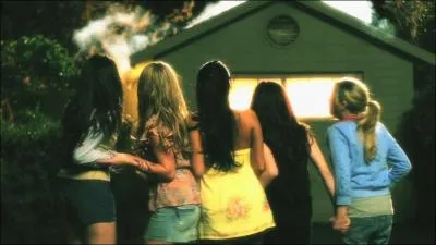 Lorsque les filles ... . , Alison leur donne chacune un bracelet qui veut dire qu'elles ne doivent en parler  personne.